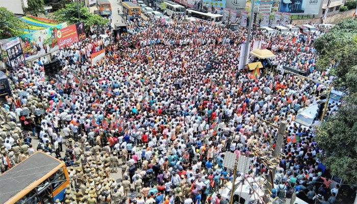 'ಮಂಗಳೂರು ಚಲೋ' ಬಿಜೆಪಿ ರಾಜ್ಯಾಧ್ಯಕ್ಷ ಬಿಎಸ್ ವೈ ಸೇರಿ ಹಲವು ನಾಯಕರ ಬಂಧನ 'ಮಂಗಳೂರು ಚಲೋ' ಬಿಜೆಪಿ ರಾಜ್ಯಾಧ್ಯಕ್ಷ ಬಿಎಸ್ ವೈ ಸೇರಿ ಹಲವು ನಾಯಕರ ಬಂಧನ