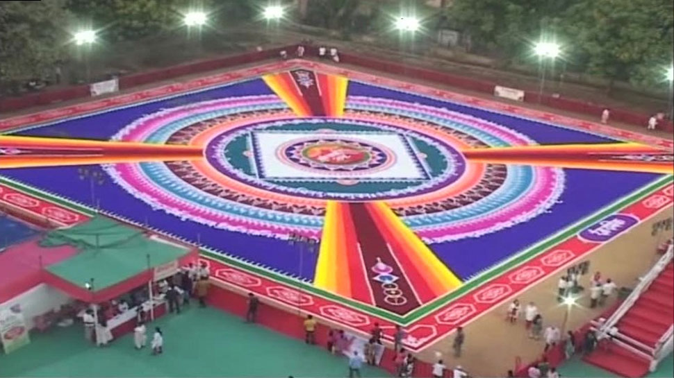 ಥಾಣೆ: 70 ಕಲಾವಿದರು 9 ಗಂಟೆಗಳಲ್ಲಿ ನಿರ್ಮಿಸಿದ 18,000 ಚದರ ಅಡಿ ಉದ್ದದ ರಂಗೋಲಿ ಥಾಣೆ: 70 ಕಲಾವಿದರು 9 ಗಂಟೆಗಳಲ್ಲಿ ನಿರ್ಮಿಸಿದ 18,000 ಚದರ ಅಡಿ ಉದ್ದದ ರಂಗೋಲಿ