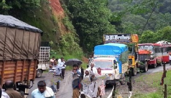 ಚಾರ್ಮಡಿಯಲ್ಲಿ ಭಾರೀ ಮಳೆಯಿಂದ ಗುಡ್ಡ ಕುಸಿತ; ಪ್ರಯಾಣಿಕರ ಪರದಾಟ ಚಾರ್ಮಡಿಯಲ್ಲಿ ಭಾರೀ ಮಳೆಯಿಂದ ಗುಡ್ಡ ಕುಸಿತ; ಪ್ರಯಾಣಿಕರ ಪರದಾಟ