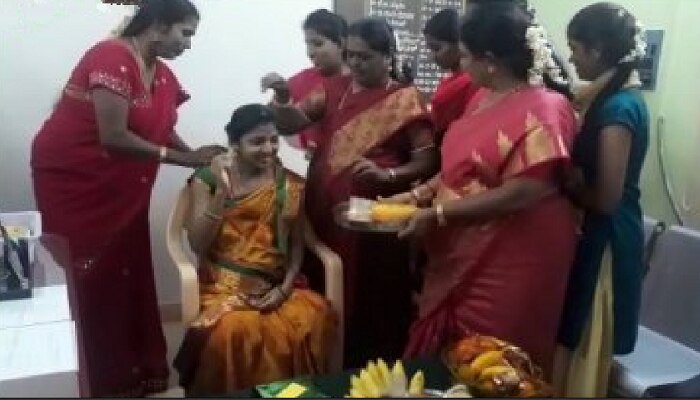 ಪೋಲಿಸ್ ಠಾಣೆಯಲ್ಲೇ ಪೇದೆಗೆ ಸೀಮಂತ ಮಾಡಿ ಸಂಭ್ರಮಿಸಿದ ಸಿಬ್ಬಂದಿ ಪೋಲಿಸ್ ಠಾಣೆಯಲ್ಲೇ ಪೇದೆಗೆ ಸೀಮಂತ ಮಾಡಿ ಸಂಭ್ರಮಿಸಿದ ಸಿಬ್ಬಂದಿ