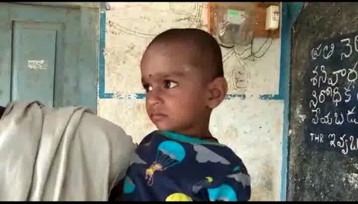 ಮಗುವಿನ ಅಳು ನಿಲ್ಲಿಸಲು ಬಾಯಿಗೆ ಖಾರದ ಪುಡಿ ಹಾಕಿದ ಅಂಗನವಾಡಿ ಮಹಿಳೆ! ಮಗುವಿನ ಅಳು ನಿಲ್ಲಿಸಲು ಬಾಯಿಗೆ ಖಾರದ ಪುಡಿ ಹಾಕಿದ ಅಂಗನವಾಡಿ ಮಹಿಳೆ!