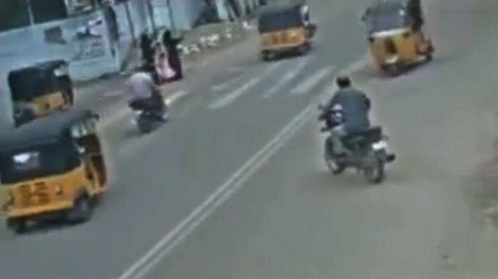 ಪೋನ್ ನಲ್ಲಿ ಮಾತನಾಡುತ್ತಲೇ ಡ್ರೈವ್ ಮಾಡುತ್ತಿದ್ದ ಚಾಲಕನಿಗೆ ಆಗಿದ್ದೇನು- ಈ ವೀಡಿಯೋ ನೋಡಿ ಪೋನ್ ನಲ್ಲಿ ಮಾತನಾಡುತ್ತಲೇ ಡ್ರೈವ್ ಮಾಡುತ್ತಿದ್ದ ಚಾಲಕನಿಗೆ ಆಗಿದ್ದೇನು- ಈ ವೀಡಿಯೋ ನೋಡಿ