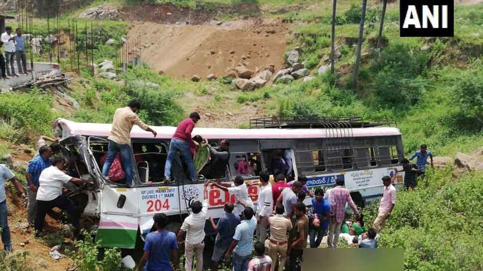 ಭೀಕರ ಅಪಘಾತ: ಪ್ರಪಾತಕ್ಕೆ ಬಸ್ ಉರುಳಿ 40ಕ್ಕೂ ಹೆಚ್ಚು ಪ್ರಯಾಣಿಕರ ಸಾವು ಭೀಕರ ಅಪಘಾತ: ಪ್ರಪಾತಕ್ಕೆ ಬಸ್ ಉರುಳಿ 40ಕ್ಕೂ ಹೆಚ್ಚು ಪ್ರಯಾಣಿಕರ ಸಾವು