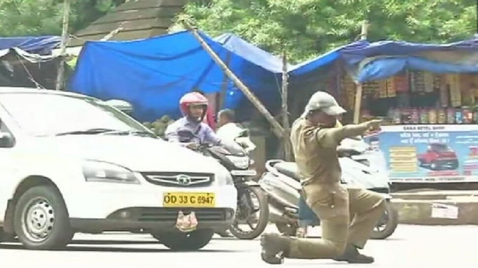 Viral Video: ಡ್ಯಾನ್ಸ್ ಮಾಡುತ್ತಲೇ ಟ್ರಾಫಿಕ್ ನಿಯಂತ್ರಿಸೋ ಡಿಫರೆಂಟ್ ಪೊಲೀಸ್! Viral Video: ಡ್ಯಾನ್ಸ್ ಮಾಡುತ್ತಲೇ ಟ್ರಾಫಿಕ್ ನಿಯಂತ್ರಿಸೋ ಡಿಫರೆಂಟ್ ಪೊಲೀಸ್!
