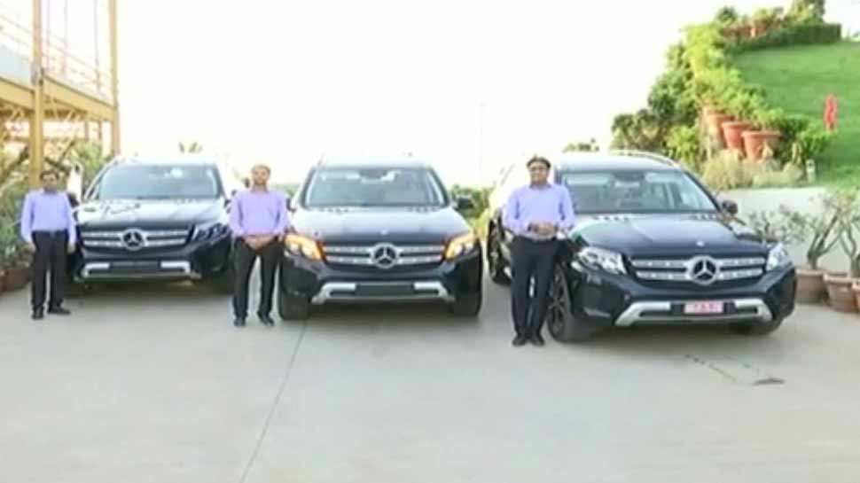 VIDEO: ಉದ್ಯೋಗಿಗಳಿಗೆ 1 ಕೋಟಿ ರೂ. ಮೌಲ್ಯದ ಕಾರು ಉಡುಗೊರೆ ನೀಡಿದ ಉದ್ಯಮಿ VIDEO: ಉದ್ಯೋಗಿಗಳಿಗೆ 1 ಕೋಟಿ ರೂ. ಮೌಲ್ಯದ ಕಾರು ಉಡುಗೊರೆ ನೀಡಿದ ಉದ್ಯಮಿ