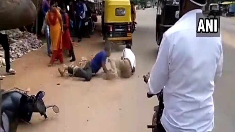 VIDEO:ದಾವಣಗೆರೆಯಲ್ಲಿ ಕುಡುಕನಿಂದ ಟಾಫ್ರಿಕ್ ಪೋಲಿಸರಿಗೆ ಭರ್ಜರಿ ಗೂಸಾ! VIDEO:ದಾವಣಗೆರೆಯಲ್ಲಿ ಕುಡುಕನಿಂದ ಟಾಫ್ರಿಕ್ ಪೋಲಿಸರಿಗೆ ಭರ್ಜರಿ ಗೂಸಾ!