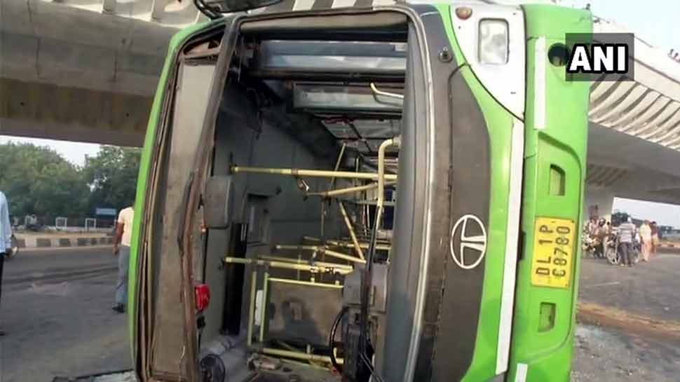 ದೆಹಲಿಯಲ್ಲಿ DTC ಬಸ್ ಪಲ್ಟಿ, ಹಲವರಿಗೆ ಗಂಭೀರ ಗಾಯ ದೆಹಲಿಯಲ್ಲಿ DTC ಬಸ್ ಪಲ್ಟಿ, ಹಲವರಿಗೆ ಗಂಭೀರ ಗಾಯ