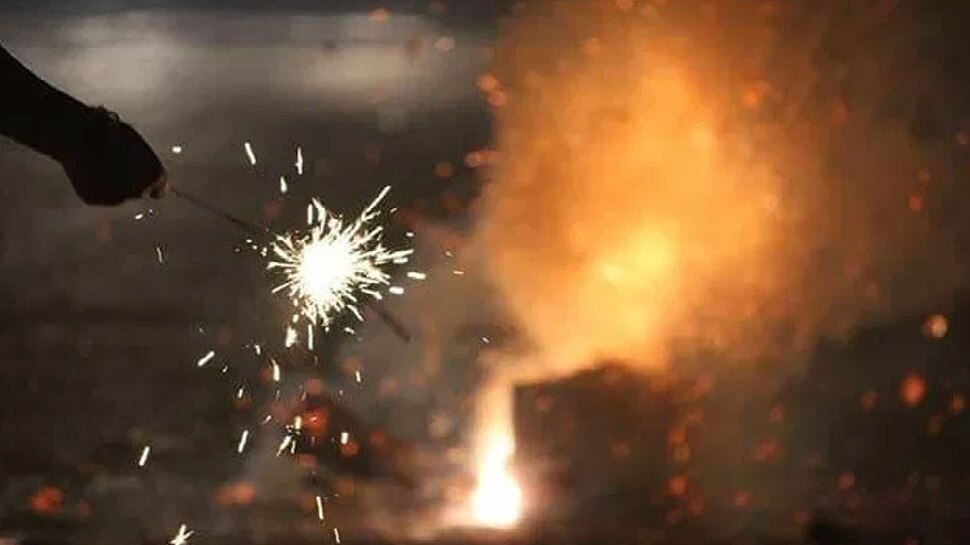 ಸಿಂಗಾಪುರ: ಅನುಮತಿ ಪಡೆಯದೇ ಪಟಾಕಿ ಸಿಡಿಸಿದ ಇಬ್ಬರು ಭಾರತೀಯರ ಬಂಧನ ಸಿಂಗಾಪುರ: ಅನುಮತಿ ಪಡೆಯದೇ ಪಟಾಕಿ ಸಿಡಿಸಿದ ಇಬ್ಬರು ಭಾರತೀಯರ ಬಂಧನ