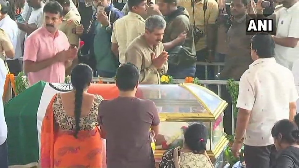 ಮಂಡ್ಯಕ್ಕೆ ಅಂಬಿ ಪಾರ್ಥಿವ ಶರೀರ ತರಲು ಒತ್ತಾಯಿಸಿ ಪ್ರತಿಭಟನೆ; ನಿಷೇಧಾಜ್ಞೆ ಜಾರಿ ಮಂಡ್ಯಕ್ಕೆ ಅಂಬಿ ಪಾರ್ಥಿವ ಶರೀರ ತರಲು ಒತ್ತಾಯಿಸಿ ಪ್ರತಿಭಟನೆ; ನಿಷೇಧಾಜ್ಞೆ ಜಾರಿ