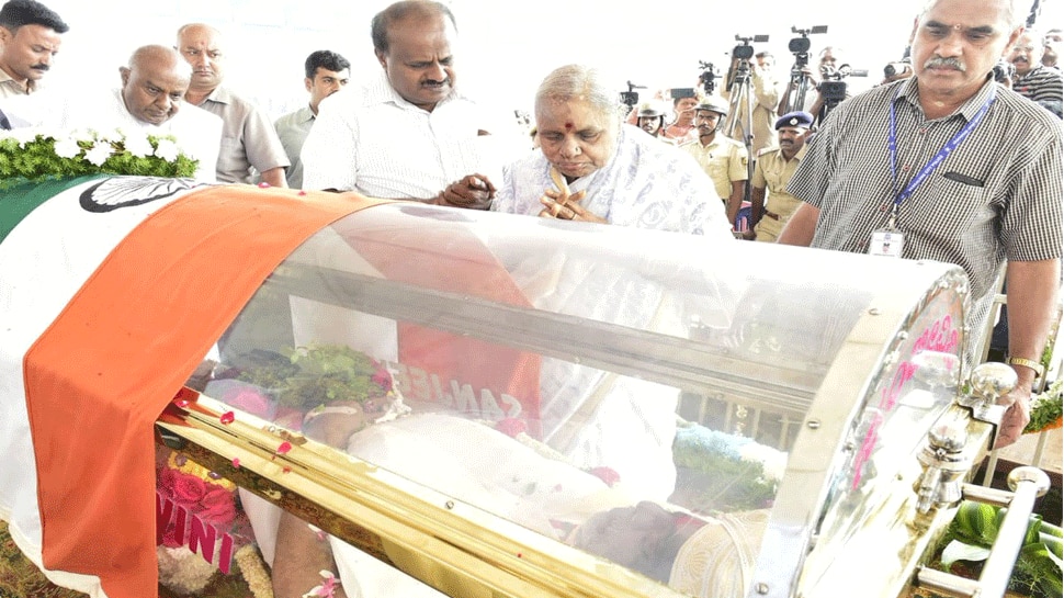 ಮಂಡ್ಯದಲ್ಲಿ ಎರಡು ಲಕ್ಷಕ್ಕೂ ಹೆಚ್ಚು ಜನರಿಂದ 'ಅಂಬಿ' ಪಾರ್ಥಿವ ಶರೀರದ ದರ್ಶನ ಮಂಡ್ಯದಲ್ಲಿ ಎರಡು ಲಕ್ಷಕ್ಕೂ ಹೆಚ್ಚು ಜನರಿಂದ 'ಅಂಬಿ' ಪಾರ್ಥಿವ ಶರೀರದ ದರ್ಶನ
