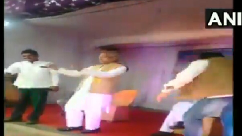 VIDEO: ಕಾಲೇಜು ವಿದ್ಯಾರ್ಥಿಗಳೊಂದಿಗೆ ಡ್ಯಾನ್ಸ್ ಮಾಡಿದ ಎನ್ಸಿಪಿ ಸಂಸದ VIDEO: ಕಾಲೇಜು ವಿದ್ಯಾರ್ಥಿಗಳೊಂದಿಗೆ ಡ್ಯಾನ್ಸ್ ಮಾಡಿದ ಎನ್ಸಿಪಿ ಸಂಸದ