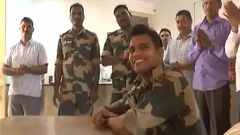 VIDEO: ಎಲ್ಲರನ್ನೂ ಭಾವುಕರನ್ನಾಸುತ್ತೆ ಬಿಎಸ್ಎಫ್ ಯೋಧನ ಈ ಹಾಡಿನ ಸಂದೇಶ VIDEO: ಎಲ್ಲರನ್ನೂ ಭಾವುಕರನ್ನಾಸುತ್ತೆ ಬಿಎಸ್ಎಫ್ ಯೋಧನ ಈ ಹಾಡಿನ ಸಂದೇಶ