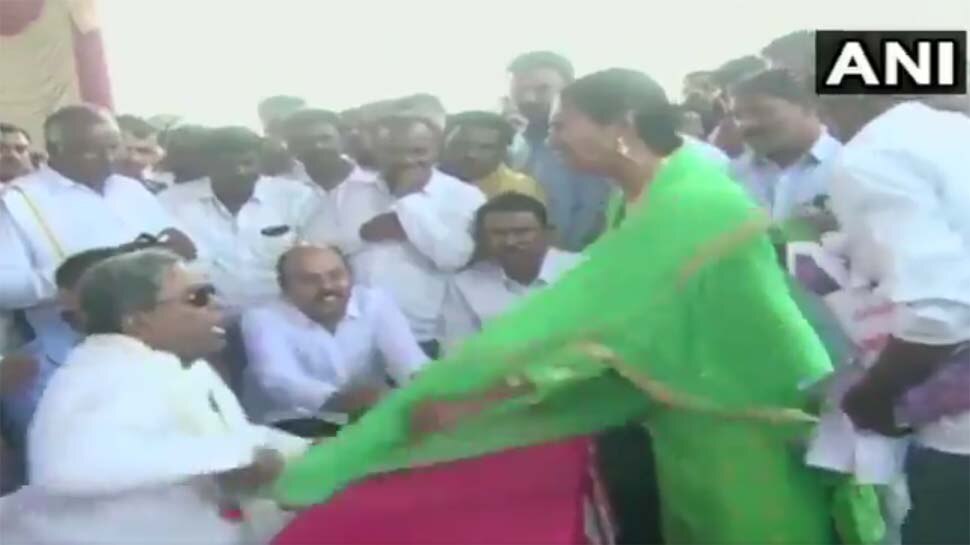ಪ್ರಶ್ನೆ ಕೇಳಿದ ಮಹಿಳೆ ವಿರುದ್ಧ ಸಿದ್ದರಾಮಯ್ಯ ಗರಂ! ಕಾರಣ ಏನ್ ಗೊತ್ತಾ? ಪ್ರಶ್ನೆ ಕೇಳಿದ ಮಹಿಳೆ ವಿರುದ್ಧ ಸಿದ್ದರಾಮಯ್ಯ ಗರಂ! ಕಾರಣ ಏನ್ ಗೊತ್ತಾ?