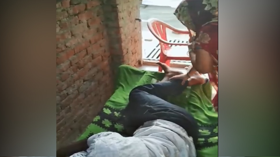 VIRAL VIDEO: ಪತಿ ಕಾಲು ಒತ್ತುತ್ತಾ, ಒತ್ತುತ್ತಾ ಪತ್ನಿ ಮಾಡಿದ ಕೆಲಸ ಏನ್ ಗೊತ್ತಾ! VIRAL VIDEO: ಪತಿ ಕಾಲು ಒತ್ತುತ್ತಾ, ಒತ್ತುತ್ತಾ ಪತ್ನಿ ಮಾಡಿದ ಕೆಲಸ ಏನ್ ಗೊತ್ತಾ!
