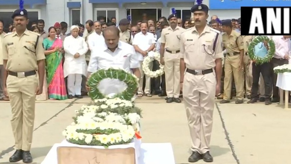 ಹುತಾತ್ಮ ಯೋಧ ಗುರು ಕುಟುಂಬಕ್ಕೆ 25 ಲಕ್ಷ ರೂ. ಪರಿಹಾರ; ಅಂತಿಮ ನಮನ ಸಲ್ಲಿಸಿದ ಸಿಎಂ ಹುತಾತ್ಮ ಯೋಧ ಗುರು ಕುಟುಂಬಕ್ಕೆ 25 ಲಕ್ಷ ರೂ. ಪರಿಹಾರ; ಅಂತಿಮ ನಮನ ಸಲ್ಲಿಸಿದ ಸಿಎಂ