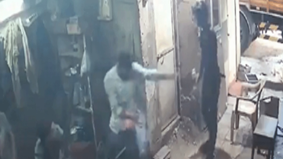 VIDEO: ಕಿಸೆಯಲ್ಲಿದ್ದ ಸ್ಮಾರ್ಟ್ ಫೋನ್ ಇದ್ದಕ್ಕಿದ್ದಂತೆ ಬ್ಲಾಸ್ಟ್ ಆದಾಗ..! VIDEO: ಕಿಸೆಯಲ್ಲಿದ್ದ ಸ್ಮಾರ್ಟ್ ಫೋನ್ ಇದ್ದಕ್ಕಿದ್ದಂತೆ ಬ್ಲಾಸ್ಟ್ ಆದಾಗ..!