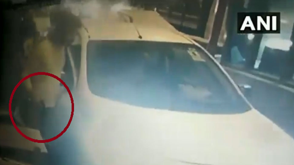VIDEO: ಟೋಲ್ ಪ್ಲಾಜಾದಲ್ಲಿ ಹಣ ಪಾವತಿಸದೇ ಗನ್ ತೋರಿಸಿ ವ್ಯಕ್ತಿ ಪರಾರಿ! VIDEO: ಟೋಲ್ ಪ್ಲಾಜಾದಲ್ಲಿ ಹಣ ಪಾವತಿಸದೇ ಗನ್ ತೋರಿಸಿ ವ್ಯಕ್ತಿ ಪರಾರಿ!