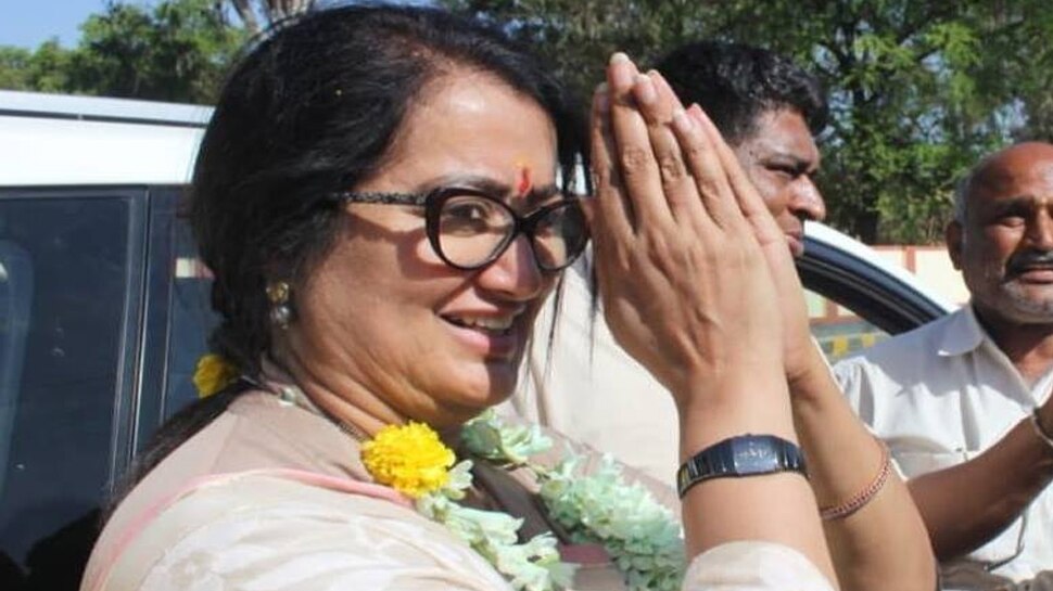 ಮಂಡ್ಯದಲ್ಲಿ ಸುಮಲತಾ ಅಂಬರೀಶ್ ಜಯಭೇರಿ; ನಿಖಿಲ್ ಕುಮಾರಸ್ವಾಮಿಗೆ ತೀವ್ರ ಮುಖಭಂಗ ಮಂಡ್ಯದಲ್ಲಿ ಸುಮಲತಾ ಅಂಬರೀಶ್ ಜಯಭೇರಿ; ನಿಖಿಲ್ ಕುಮಾರಸ್ವಾಮಿಗೆ ತೀವ್ರ ಮುಖಭಂಗ
