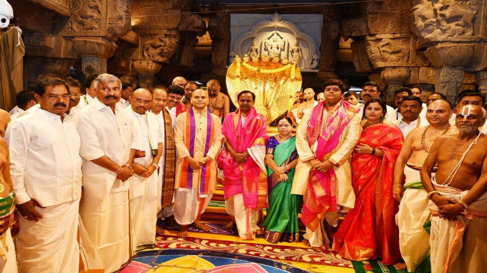 ತಿರುಮಲದಲ್ಲಿ ಬಾಲಾಜಿಗೆ ಪೂಜೆ ಸಲ್ಲಿಸಿದ ಕೆಸಿಆರ್ ತಿರುಮಲದಲ್ಲಿ ಬಾಲಾಜಿಗೆ ಪೂಜೆ ಸಲ್ಲಿಸಿದ ಕೆಸಿಆರ್