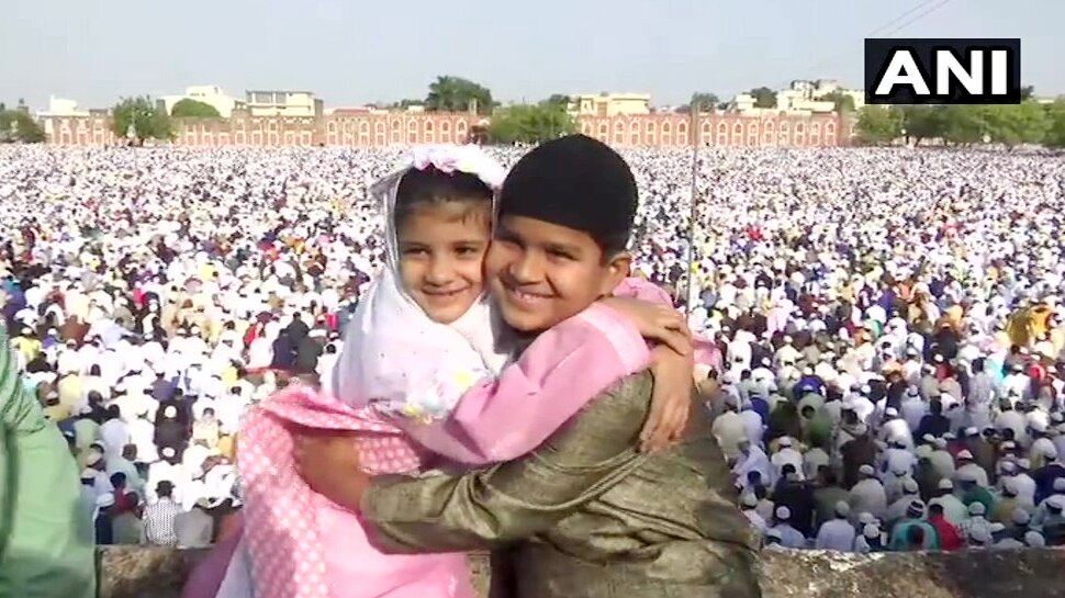 EID 2019: ದೇಶಾದ್ಯಂತ ಇಂದು ಮುಸ್ಲಿಂ ಬಾಂಧವರಿಗೆ ಈದ್ ಸಂಭ್ರಮ EID 2019: ದೇಶಾದ್ಯಂತ ಇಂದು ಮುಸ್ಲಿಂ ಬಾಂಧವರಿಗೆ ಈದ್ ಸಂಭ್ರಮ