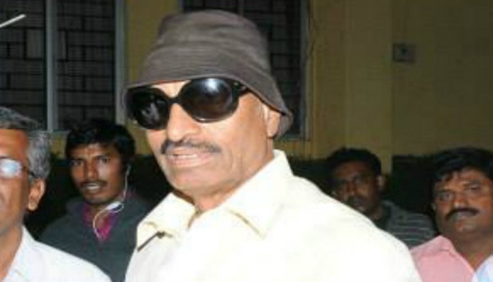 ಪೊಲೀಸ್ ಸಮವಸ್ತ್ರ ಧರಿಸಿ ವಾಟಾಳ್ ನಾಗರಾಜ್ ಪ್ರತಿಭಟನೆ ಪೊಲೀಸ್ ಸಮವಸ್ತ್ರ ಧರಿಸಿ ವಾಟಾಳ್ ನಾಗರಾಜ್ ಪ್ರತಿಭಟನೆ