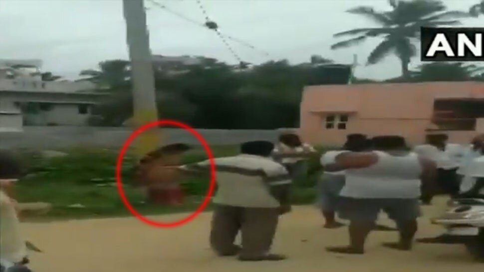 VIDEO: ಸಾಲ ತೀರಿಸದ ಮಹಿಳೆಯನ್ನು ಕಂಬಕ್ಕೆ ಕಟ್ಟಿ ಹೊಡೆದ್ರು! ಮುಂದೆ... VIDEO: ಸಾಲ ತೀರಿಸದ ಮಹಿಳೆಯನ್ನು ಕಂಬಕ್ಕೆ ಕಟ್ಟಿ ಹೊಡೆದ್ರು! ಮುಂದೆ...