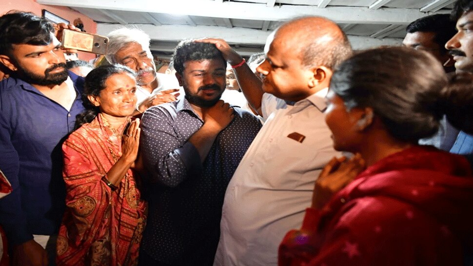 ಆತ್ಮಹತ್ಯೆಗೆ ಶರಣಾಗಿದ್ದ ರೈತನ ಮನೆಗೆ ಸಿಎಂ ಭೇಟಿ : 5 ಲಕ್ಷ ರೂ. ಪರಿಹಾರ ವಿತರಣೆ ಆತ್ಮಹತ್ಯೆಗೆ ಶರಣಾಗಿದ್ದ ರೈತನ ಮನೆಗೆ ಸಿಎಂ ಭೇಟಿ : 5 ಲಕ್ಷ ರೂ. ಪರಿಹಾರ ವಿತರಣೆ