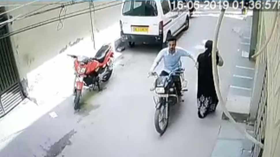 VIDEO: ಮಹಿಳೆಯ ಪರ್ಸ್ ಕದ್ದ ಯುವಕ ಸಿಸಿಟಿವಿಯಲ್ಲಿ ಸೆರೆ, ಪ್ರಕರಣ ಭೇದಿಸಿದ ಪೊಲೀಸರು! VIDEO: ಮಹಿಳೆಯ ಪರ್ಸ್ ಕದ್ದ ಯುವಕ ಸಿಸಿಟಿವಿಯಲ್ಲಿ ಸೆರೆ, ಪ್ರಕರಣ ಭೇದಿಸಿದ ಪೊಲೀಸರು!