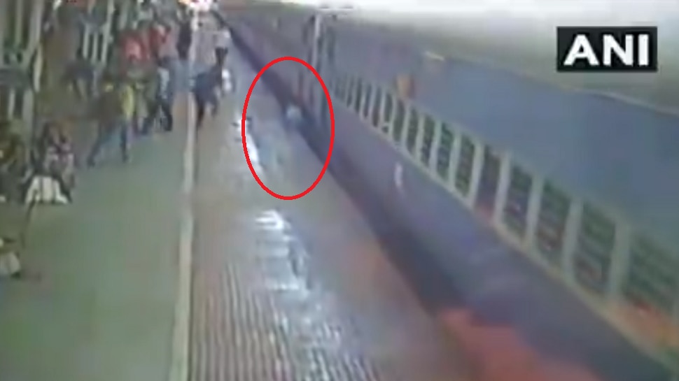 Video: ಚಲಿಸುತ್ತಿದ್ದ ರೈಲು ಹತ್ತಲು ಹೋಗಿ ಬಿದ್ದ ವ್ಯಕ್ತಿ ಅದೃಷ್ಟವಶಾತ್ ಪಾರು! Video: ಚಲಿಸುತ್ತಿದ್ದ ರೈಲು ಹತ್ತಲು ಹೋಗಿ ಬಿದ್ದ ವ್ಯಕ್ತಿ ಅದೃಷ್ಟವಶಾತ್ ಪಾರು!