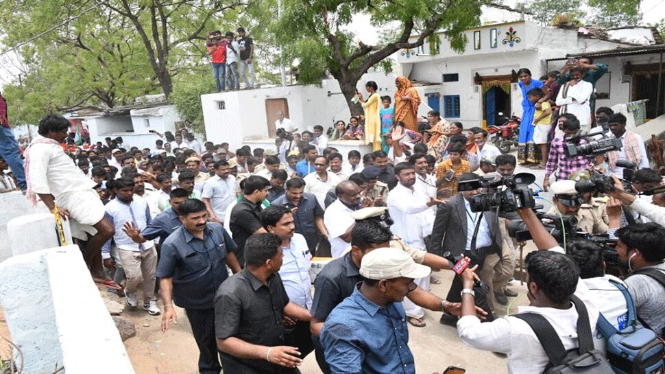 ಗ್ರಾಮ ವಾಸ್ಯವ್ಯದಿಂದ ಅಧಿಕಾರಿಗಳಿಗೆ ಹೊಸ ಅನುಭವ: ಸಿಎಂ ಹೆಚ್.ಡಿ.ಕುಮಾರಸ್ವಾಮಿ ಗ್ರಾಮ ವಾಸ್ಯವ್ಯದಿಂದ ಅಧಿಕಾರಿಗಳಿಗೆ ಹೊಸ ಅನುಭವ: ಸಿಎಂ ಹೆಚ್.ಡಿ.ಕುಮಾರಸ್ವಾಮಿ