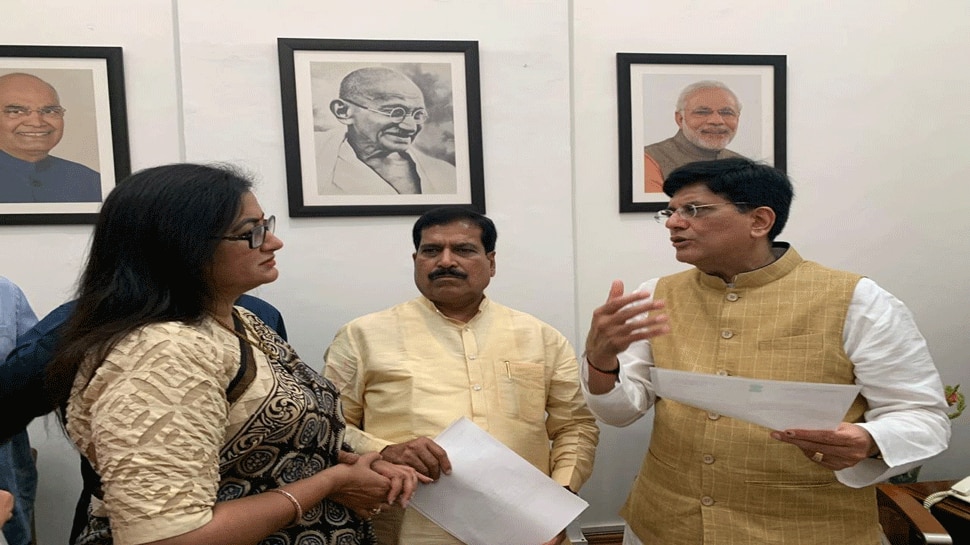 ಮೈಸೂರು-ಬೆಂಗಳೂರು ನಡುವೆ ಮಹಿಳೆಯರಿಗಾಗಿ ವಿಶೇಷ ಬೋಗಿ; ರೈಲ್ವೆ ಸಚಿವರಲ್ಲಿ ಸುಮಲತಾ ಮನವಿ ಮೈಸೂರು-ಬೆಂಗಳೂರು ನಡುವೆ ಮಹಿಳೆಯರಿಗಾಗಿ ವಿಶೇಷ ಬೋಗಿ; ರೈಲ್ವೆ ಸಚಿವರಲ್ಲಿ ಸುಮಲತಾ ಮನವಿ