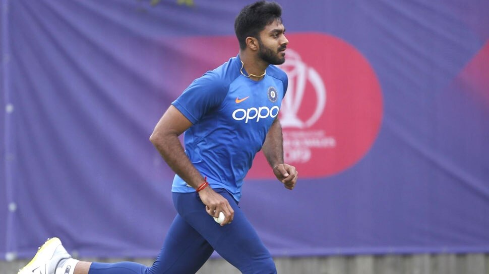 ವಿಶ್ವಕಪ್ನಿಂದ ವಿಜಯ್ ಶಂಕರ್ ಔಟ್, ಮಾಯಾಂಕ್ ಅಗರವಾಲ್ಗೆ ಸ್ಥಾನ ಸಾಧ್ಯತೆ! ವಿಶ್ವಕಪ್ನಿಂದ ವಿಜಯ್ ಶಂಕರ್ ಔಟ್, ಮಾಯಾಂಕ್ ಅಗರವಾಲ್ಗೆ ಸ್ಥಾನ ಸಾಧ್ಯತೆ!