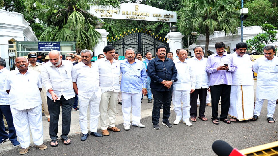 ಮುಂಬೈನಲ್ಲಿ ಅತೃಪ್ತ ಶಾಸಕರು ತಂಗಿರುವ ಹೋಟೆಲ್ ಮುಂದೆ ಕೈ ಕಾರ್ಯಕರ್ತರ ಪ್ರತಿಭಟನೆ ಮುಂಬೈನಲ್ಲಿ ಅತೃಪ್ತ ಶಾಸಕರು ತಂಗಿರುವ ಹೋಟೆಲ್ ಮುಂದೆ ಕೈ ಕಾರ್ಯಕರ್ತರ ಪ್ರತಿಭಟನೆ