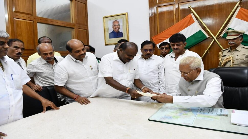 ಮುಖ್ಯಮಂತ್ರಿ ಸ್ಥಾನಕ್ಕೆ ಹೆಚ್.ಡಿ.ಕುಮಾರಸ್ವಾಮಿ ರಾಜೀನಾಮೆ; ರಾಜ್ಯಪಾಲರಿಂದ ಅಂಗೀಕಾರ ಮುಖ್ಯಮಂತ್ರಿ ಸ್ಥಾನಕ್ಕೆ ಹೆಚ್.ಡಿ.ಕುಮಾರಸ್ವಾಮಿ ರಾಜೀನಾಮೆ; ರಾಜ್ಯಪಾಲರಿಂದ ಅಂಗೀಕಾರ
