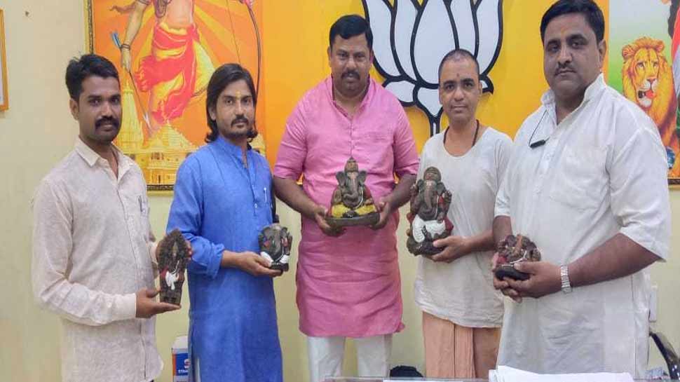 ಹೈದರಾಬಾದ್: ಹಸುವಿನ ಸಗಣಿಯಿಂದ ಪರಿಸರ ಸ್ನೇಹಿ ಗಣಪತಿ ಮೂರ್ತಿ ಹೈದರಾಬಾದ್: ಹಸುವಿನ ಸಗಣಿಯಿಂದ ಪರಿಸರ ಸ್ನೇಹಿ ಗಣಪತಿ ಮೂರ್ತಿ