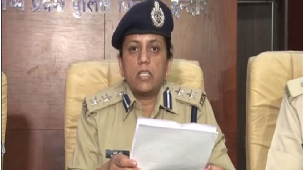 ಯುವಕನ ಹತ್ಯೆಗೈದ ಇಬ್ಬರು ಆರೋಪಿಗಳನ್ನು ಬಂಧಿಸಿ, ಮೆರವಣಿಗೆ ಮಾಡಿದ ಇಂಧೋರ್ ಪೋಲಿಸ್ ಯುವಕನ ಹತ್ಯೆಗೈದ ಇಬ್ಬರು ಆರೋಪಿಗಳನ್ನು ಬಂಧಿಸಿ, ಮೆರವಣಿಗೆ ಮಾಡಿದ ಇಂಧೋರ್ ಪೋಲಿಸ್