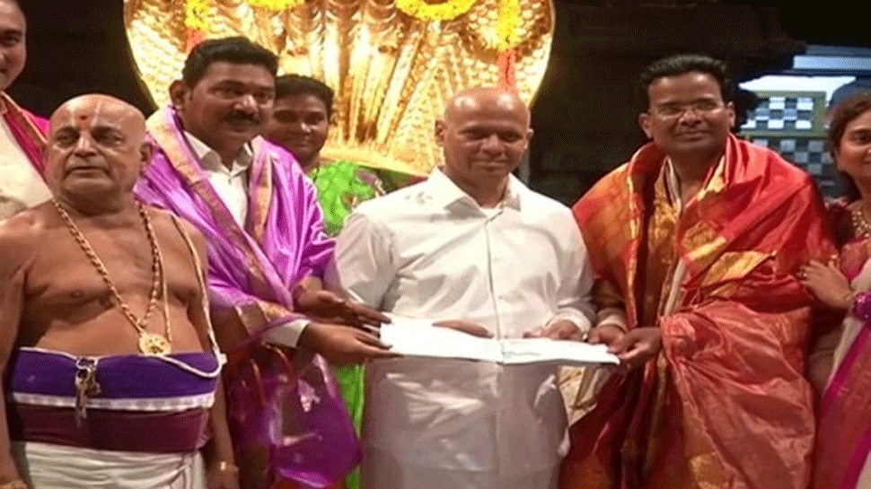 ಇಬ್ಬರು ಎನ್ಆರ್ಐ ಉದ್ಯಮಿಗಳಿಂದ ತಿರುಮಲ ದೇವಸ್ಥಾನಕ್ಕೆ 14 ಕೋಟಿ ರೂ. ದೇಣಿಗೆ ಇಬ್ಬರು ಎನ್ಆರ್ಐ ಉದ್ಯಮಿಗಳಿಂದ ತಿರುಮಲ ದೇವಸ್ಥಾನಕ್ಕೆ 14 ಕೋಟಿ ರೂ. ದೇಣಿಗೆ