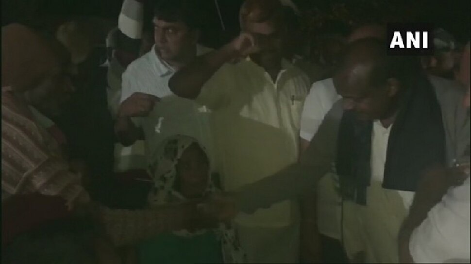 ಪ್ರವಾಹ ಪೀಡಿತ ಪ್ರದೇಶಗಳಿಗೆ ಮಾಜಿ ಸಿಎಂ ಹೆಚ್.ಡಿ.ಕುಮಾರಸ್ವಾಮಿ ಭೇಟಿ ಪ್ರವಾಹ ಪೀಡಿತ ಪ್ರದೇಶಗಳಿಗೆ ಮಾಜಿ ಸಿಎಂ ಹೆಚ್.ಡಿ.ಕುಮಾರಸ್ವಾಮಿ ಭೇಟಿ