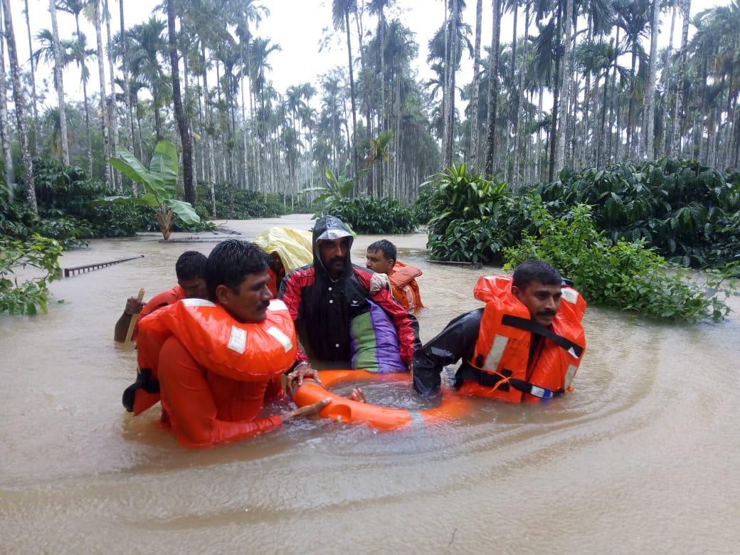ನಿಲ್ಲದ ಮಳೆಯ ನರ್ತನ: ಕೊಡಗು-ಚಿಕ್ಕಮಗಳೂರು ಜಿಲ್ಲೆಗಳಲ್ಲಿ ಇಂದೂ ಶಾಲಾ-ಕಾಲೇಜುಗಳಿಗೆ ರಜೆ ಘೋಷಣೆ ನಿಲ್ಲದ ಮಳೆಯ ನರ್ತನ: ಕೊಡಗು-ಚಿಕ್ಕಮಗಳೂರು ಜಿಲ್ಲೆಗಳಲ್ಲಿ ಇಂದೂ ಶಾಲಾ-ಕಾಲೇಜುಗಳಿಗೆ ರಜೆ ಘೋಷಣೆ