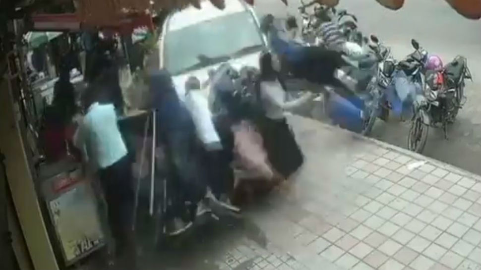 Horror Video: ಹಠಾತ್ತನೆ ಪಾದಚಾರಿ ಮಾರ್ಗಕ್ಕೆ ನುಗ್ಗಿದ ಕಾರು! ಮುಂದೆ... Horror Video: ಹಠಾತ್ತನೆ ಪಾದಚಾರಿ ಮಾರ್ಗಕ್ಕೆ ನುಗ್ಗಿದ ಕಾರು! ಮುಂದೆ...