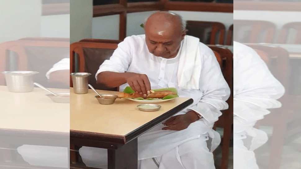 ಹಳೆ ನೆನಪನ್ನು ಮೆಲುಕು ಹಾಕುತ್ತ ಕೃಷ್ಣ ಭವನಕ್ಕೆ ಭೇಟಿ ನೀಡಿ ಉಪಾಹಾರ ಸವಿದ ಹೆಚ್ಡಿಡಿ ಹಳೆ ನೆನಪನ್ನು ಮೆಲುಕು ಹಾಕುತ್ತ ಕೃಷ್ಣ ಭವನಕ್ಕೆ ಭೇಟಿ ನೀಡಿ ಉಪಾಹಾರ ಸವಿದ ಹೆಚ್ಡಿಡಿ