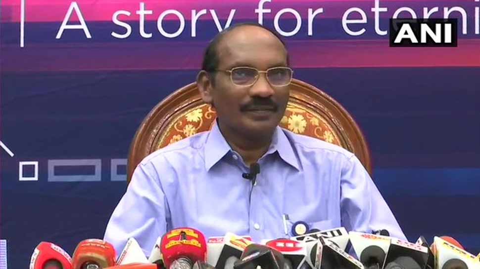 ಚಂದ್ರಯಾನ-2 ಯಶಸ್ವಿಯಾಗಿ ಕಕ್ಷೆ ತಲುಪಿದೆ, ಸೆ.7 ರಂದು ಲ್ಯಾಂಡರ್ ಚಂದ್ರನ ಮೇಲೆ ಇಳಿಯಲಿದೆ; ಇಸ್ರೋ ಚಂದ್ರಯಾನ-2 ಯಶಸ್ವಿಯಾಗಿ ಕಕ್ಷೆ ತಲುಪಿದೆ, ಸೆ.7 ರಂದು ಲ್ಯಾಂಡರ್ ಚಂದ್ರನ ಮೇಲೆ ಇಳಿಯಲಿದೆ; ಇಸ್ರೋ