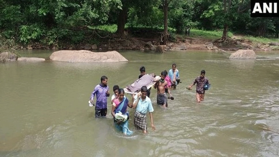 ಒಡಿಶಾ: ರಸ್ತೆ ಇಲ್ಲದೆ ಗರ್ಭಿಣಿ ಮಹಿಳೆಯನ್ನು 12 ಕಿ.ಮೀ. ವರೆಗೆ ಮಂಚದ ಮೇಲೆ ಹೊತ್ತೊಯ್ದ ಗ್ರಾಮಸ್ಥರು ಒಡಿಶಾ: ರಸ್ತೆ ಇಲ್ಲದೆ ಗರ್ಭಿಣಿ ಮಹಿಳೆಯನ್ನು 12 ಕಿ.ಮೀ. ವರೆಗೆ ಮಂಚದ ಮೇಲೆ ಹೊತ್ತೊಯ್ದ ಗ್ರಾಮಸ್ಥರು