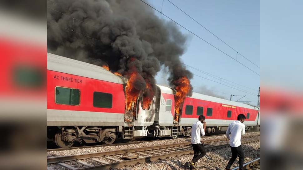 Fire at Telangana Express near Ballabgarh, Haryana, passengers are safe | ಹರಿಯಾಣದ ಬಲ್ಲಾಬ್‌ಗರ್ಹ್ ಬಳಿ ತೆಲಂಗಾಣ ಎಕ್ಸ್‌ಪ್ರೆಸ್‌ನಲ್ಲಿ ಬೆಂಕಿ, ಪ್ರಯಾಣಿಕರು ಸುರಕ್ಷಿತ News in Kannada