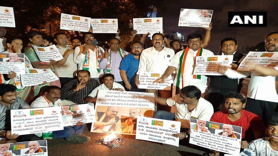 ಡಿಕೆಶಿ ಬಂಧನ: ಬೆಂಗಳೂರಿನಲ್ಲಿ ಕಾಂಗ್ರೆಸ್ ಕಾರ್ಯಕರ್ತರಿಂದ ತೀವ್ರ ಪ್ರತಿಭಟನೆ ಡಿಕೆಶಿ ಬಂಧನ: ಬೆಂಗಳೂರಿನಲ್ಲಿ ಕಾಂಗ್ರೆಸ್ ಕಾರ್ಯಕರ್ತರಿಂದ ತೀವ್ರ ಪ್ರತಿಭಟನೆ