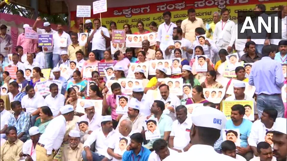 ಡಿಕೆಶಿ ಬಂಧನ ಖಂಡಿಸಿ ಬೆಂಗಳೂರಿನಲ್ಲಿ ಬೃಹತ್ ಪ್ರತಿಭಟನೆ; ಸಾವಿರಾರು ಮಂದಿ ಭಾಗಿ ಡಿಕೆಶಿ ಬಂಧನ ಖಂಡಿಸಿ ಬೆಂಗಳೂರಿನಲ್ಲಿ ಬೃಹತ್ ಪ್ರತಿಭಟನೆ; ಸಾವಿರಾರು ಮಂದಿ ಭಾಗಿ