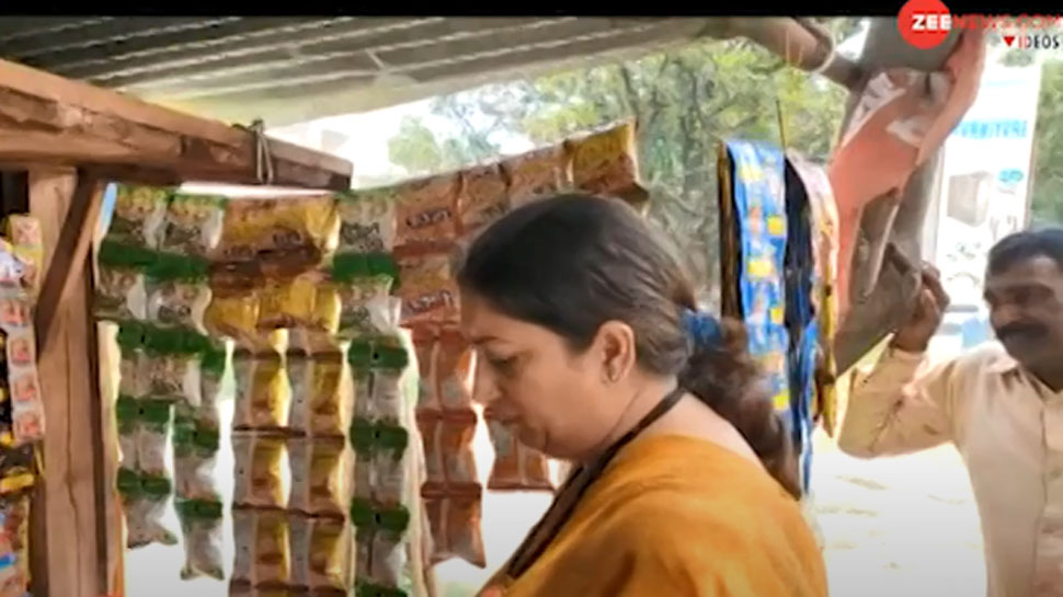 ಟಾಫಿ-ಚಿಪ್ಸ್ ಖರೀದಿಸಿ ಪಾಲಿಥಿನ್ ಬಳಸದಂತೆ ಅಂಗಡಿಯವರಿಗೆ ಸಲಹೆ ನೀಡಿದ ಕೇಂದ್ರ ಸಚಿವೆ ಸ್ಮೃತಿ ಇರಾನಿ ಟಾಫಿ-ಚಿಪ್ಸ್ ಖರೀದಿಸಿ ಪಾಲಿಥಿನ್ ಬಳಸದಂತೆ ಅಂಗಡಿಯವರಿಗೆ ಸಲಹೆ ನೀಡಿದ ಕೇಂದ್ರ ಸಚಿವೆ ಸ್ಮೃತಿ ಇರಾನಿ