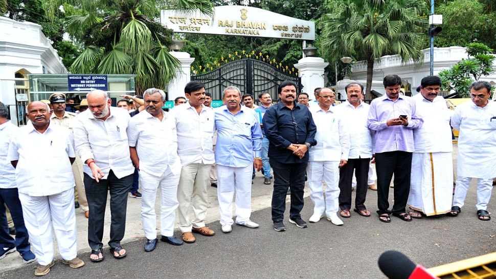 ಸುಪ್ರೀಂ ಕೋರ್ಟಿನಲ್ಲಿ ಇಂದು ಅನರ್ಹ ಶಾಸಕರ ಅರ್ಜಿ ವಿಚಾರಣೆ ಸುಪ್ರೀಂ ಕೋರ್ಟಿನಲ್ಲಿ ಇಂದು ಅನರ್ಹ ಶಾಸಕರ ಅರ್ಜಿ ವಿಚಾರಣೆ