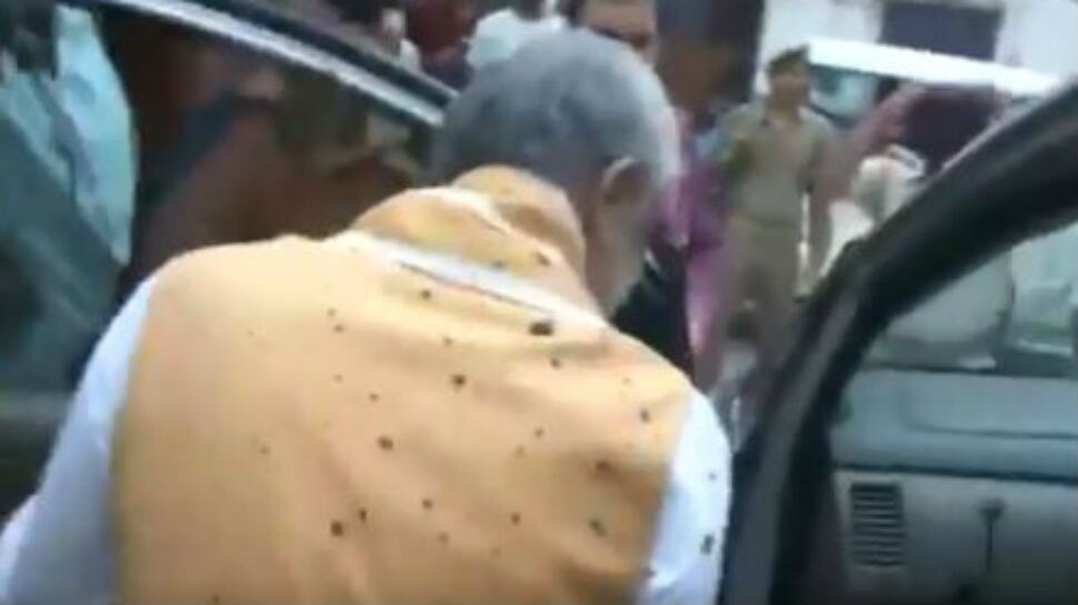 ಪಾಟ್ನಾದಲ್ಲಿ ಹೆಚ್ಚಾದ ಡೆಂಗ್ಯೂ; ರೋಗಿ ಸಂಬಂಧಿಕರಿಂದ ಕೇಂದ್ರ ಸಚಿವ ಅಶ್ವಿನಿ ಚೌಬೆ ಮೇಲೆ ಇಂಕ್ ಎಸೆತ ಪಾಟ್ನಾದಲ್ಲಿ ಹೆಚ್ಚಾದ ಡೆಂಗ್ಯೂ; ರೋಗಿ ಸಂಬಂಧಿಕರಿಂದ ಕೇಂದ್ರ ಸಚಿವ ಅಶ್ವಿನಿ ಚೌಬೆ ಮೇಲೆ ಇಂಕ್ ಎಸೆತ