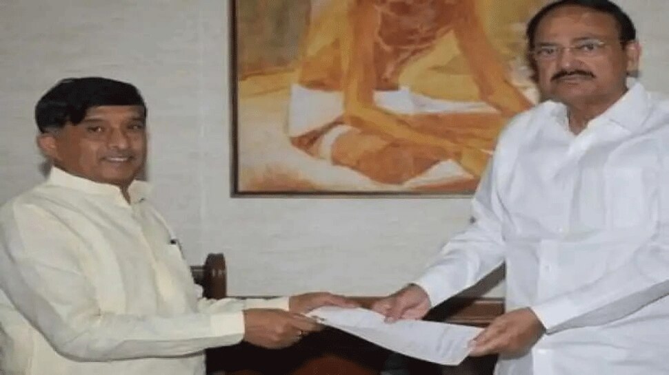 'ಕೈ' ಬಿಟ್ಟು 'ಕಮಲ' ಹಿಡಿಯಲು ಸಜ್ಜಾದ ರಾಜ್ಯಸಭಾ ಸಂಸದ ಕೆ.ಸಿ. ರಾಮಮೂರ್ತಿ 'ಕೈ' ಬಿಟ್ಟು 'ಕಮಲ' ಹಿಡಿಯಲು ಸಜ್ಜಾದ ರಾಜ್ಯಸಭಾ ಸಂಸದ ಕೆ.ಸಿ. ರಾಮಮೂರ್ತಿ